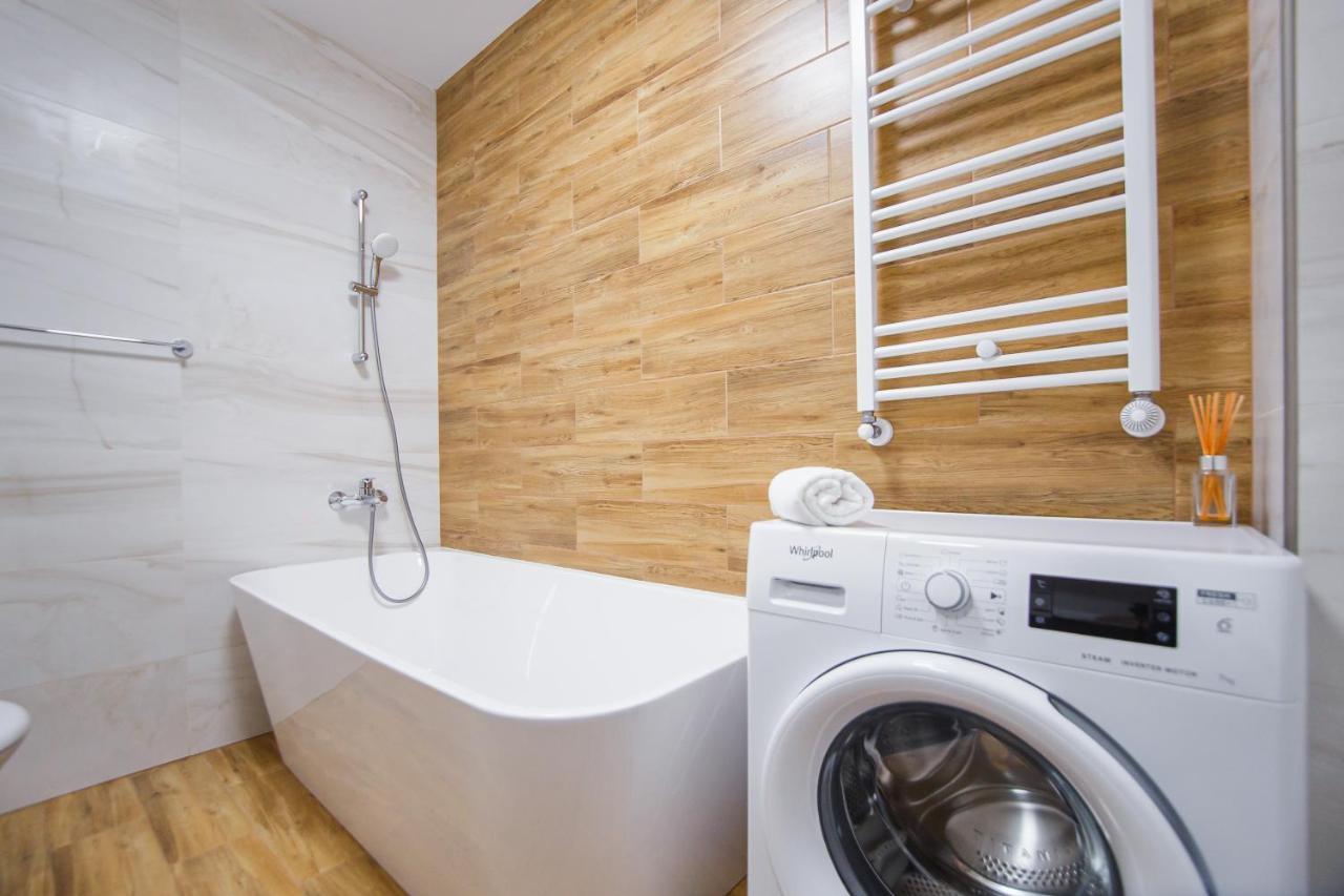 Creamy Wood Haven Apartment Oradea Exterior photo