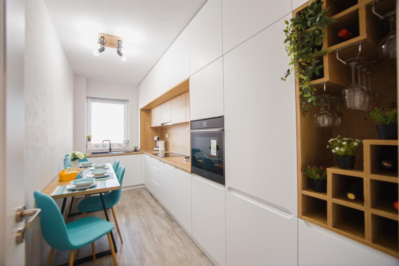 Creamy Wood Haven Apartment Oradea Exterior photo
