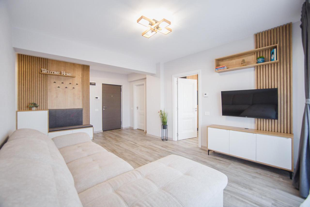 Creamy Wood Haven Apartment Oradea Exterior photo