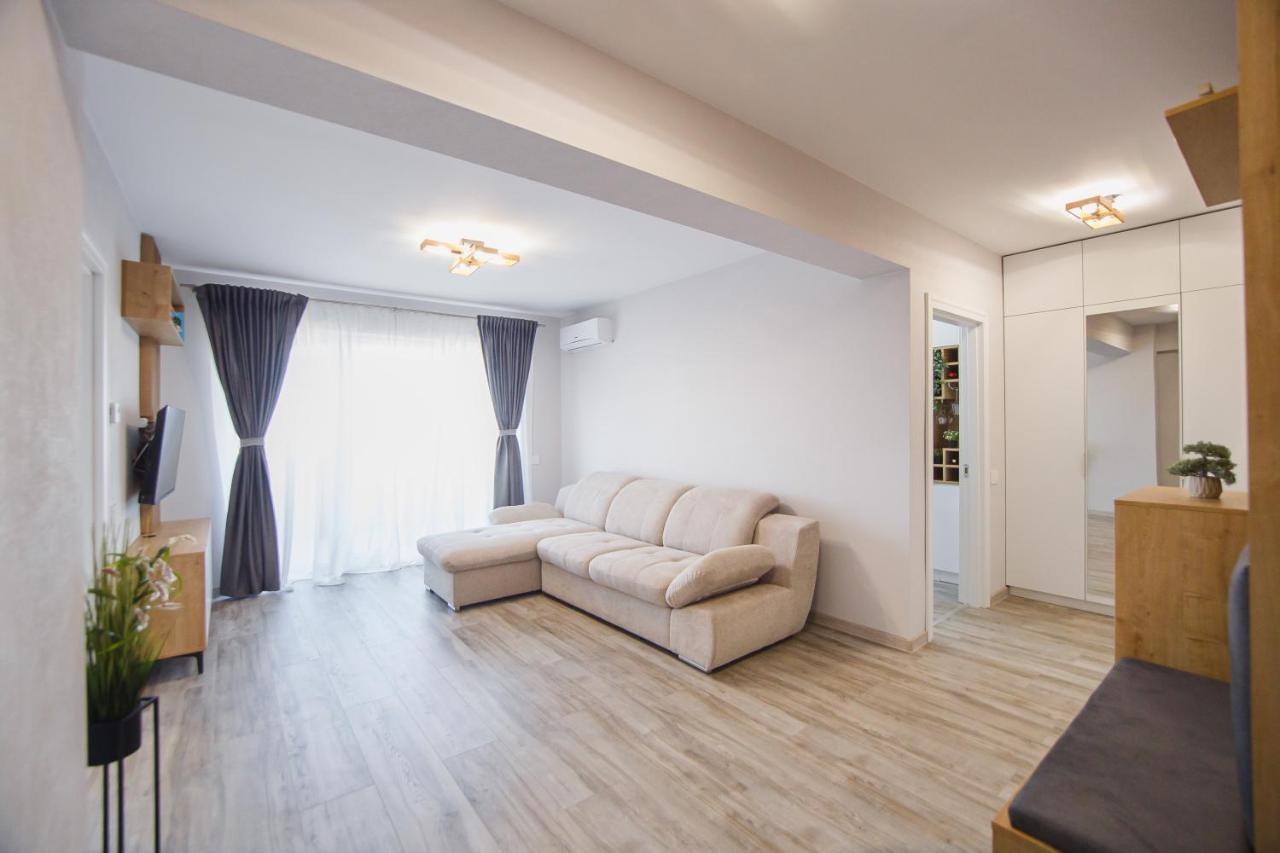 Creamy Wood Haven Apartment Oradea Exterior photo