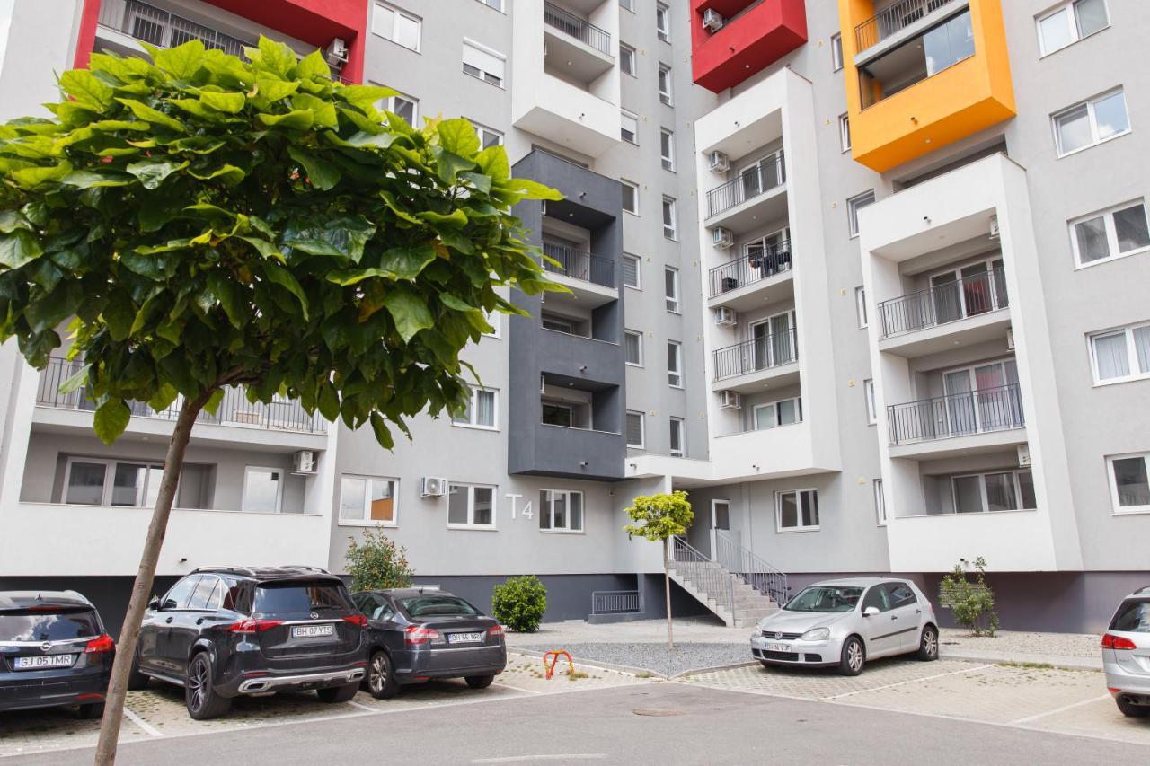 Creamy Wood Haven Apartment Oradea Exterior photo